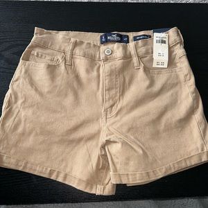 Hollister high rise mid short khaki shorts, never worn, tags still on! Size 5